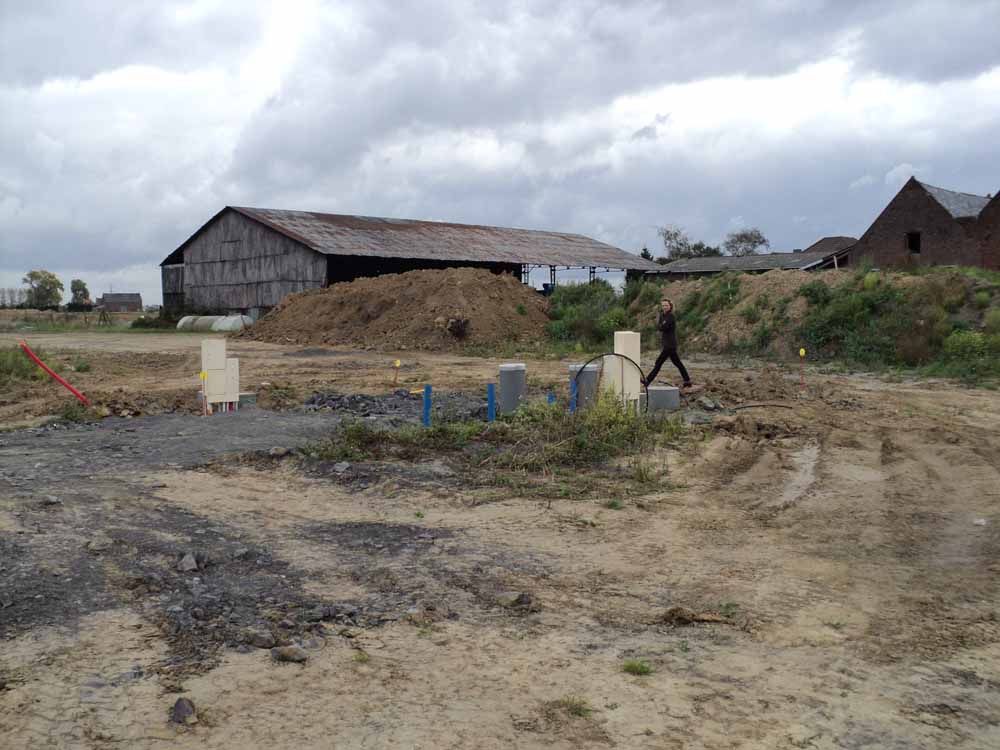 hangar   tas de terre