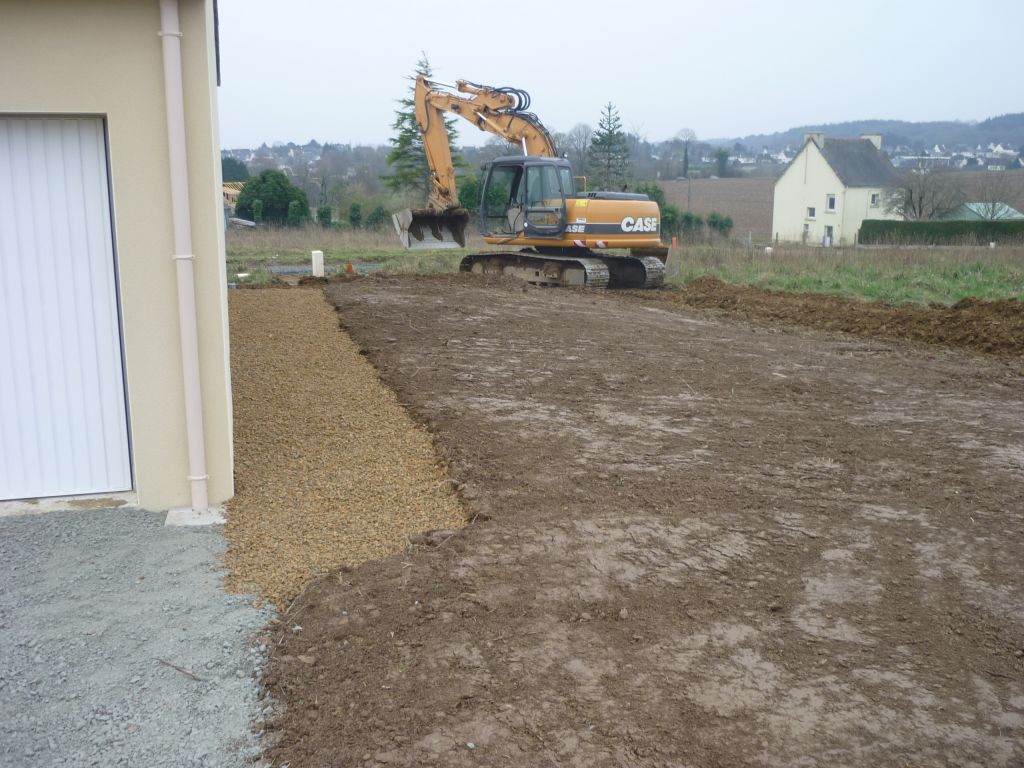 Terrassement en cours,empierrement autour de la maison