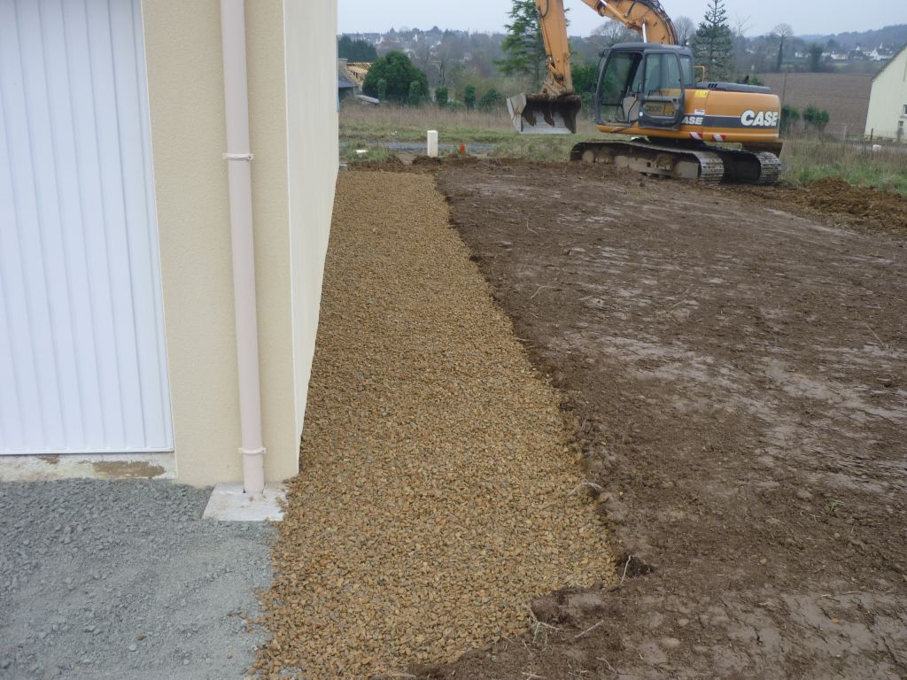 Terrassement en cours,empierrement autour de la maison