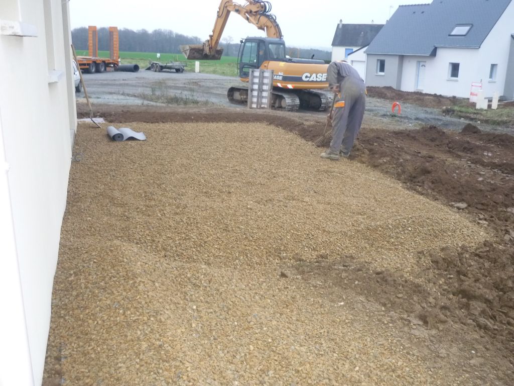 Terrassement en cours,empierrement autour de la maison avec partie de la future terrasse