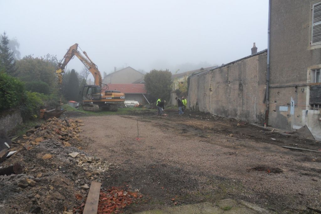 Prt  forer au petit matin, la pelle attend le camion pour vacuation des terres