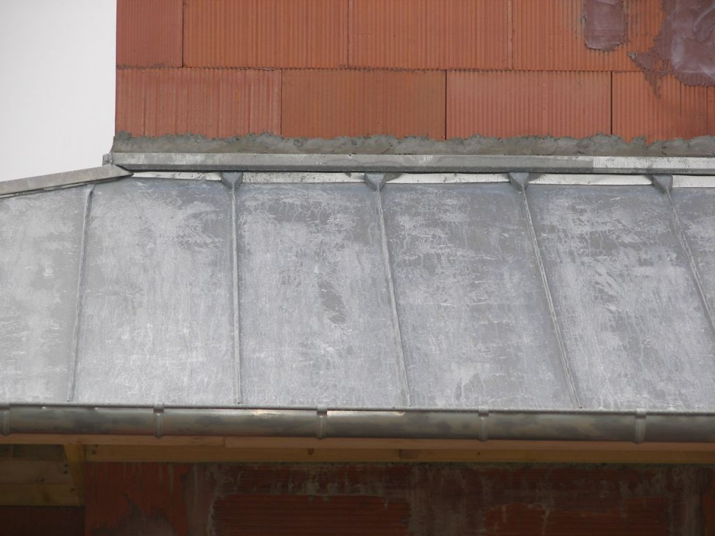 partie du toit en zinc : traces blanches