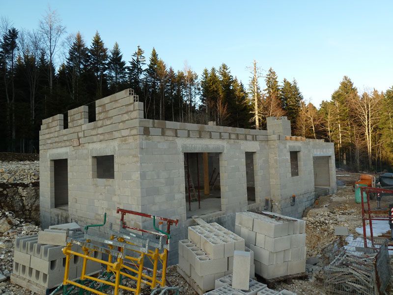 Reprise des travaux après 3 mois d'hiver, par le commencement des pignons.