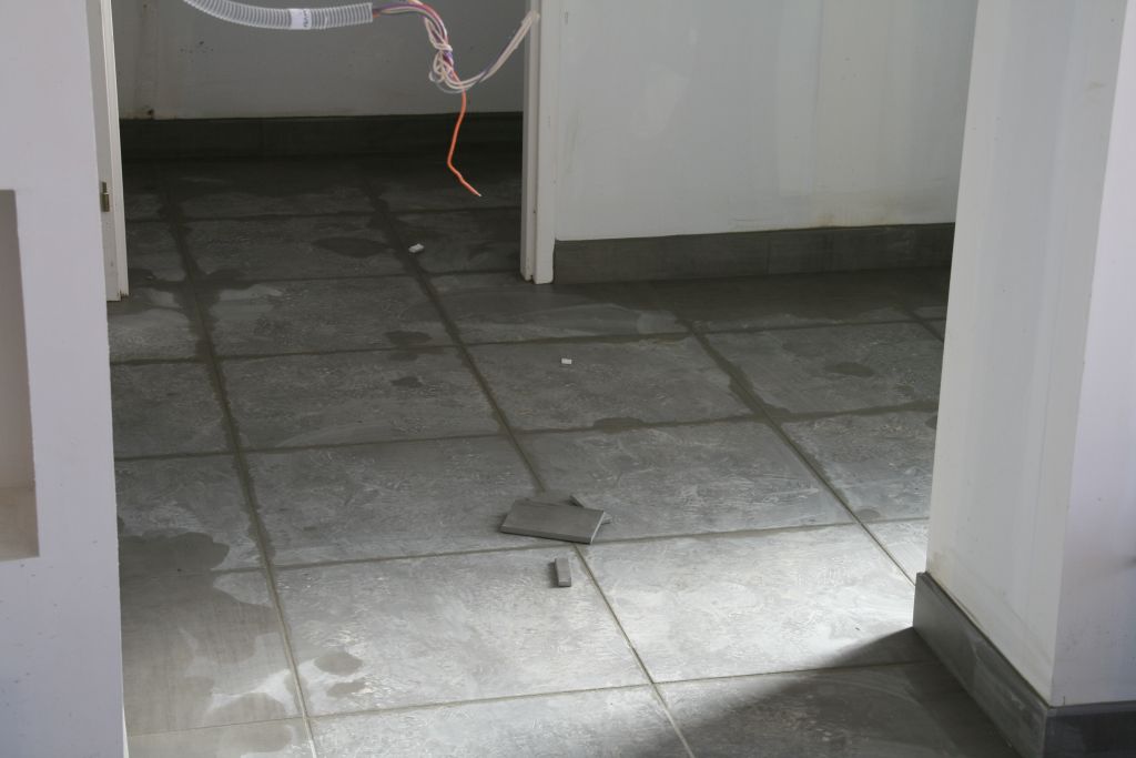 les plinthes et le carrelage de l'entrée et WC sont posés