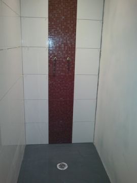Début du carrelage mural - la douche de la sdb