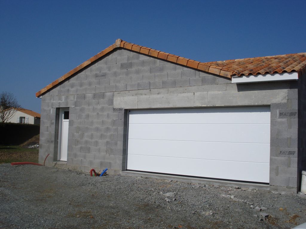 Vue du garage. Porte de garage sectionnelle mtal  nervure HORMAN 210*500