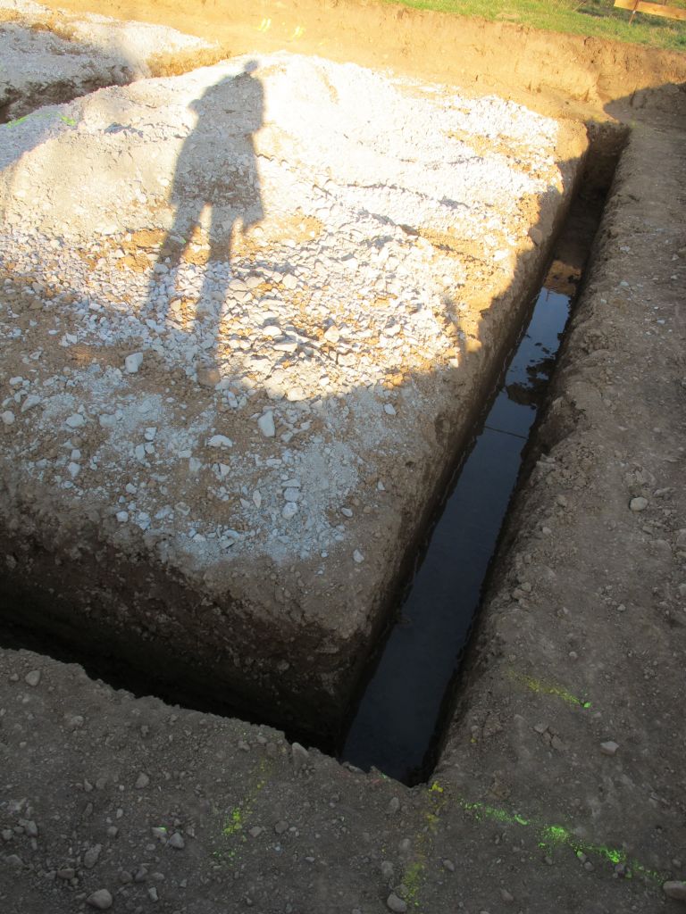 De l'eau dans le trou des fondations.