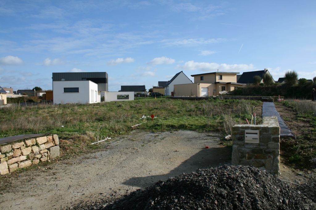 L'entre du terrain 35 avant le dbut des travaux. La bote aux lettres est dj en place ^^