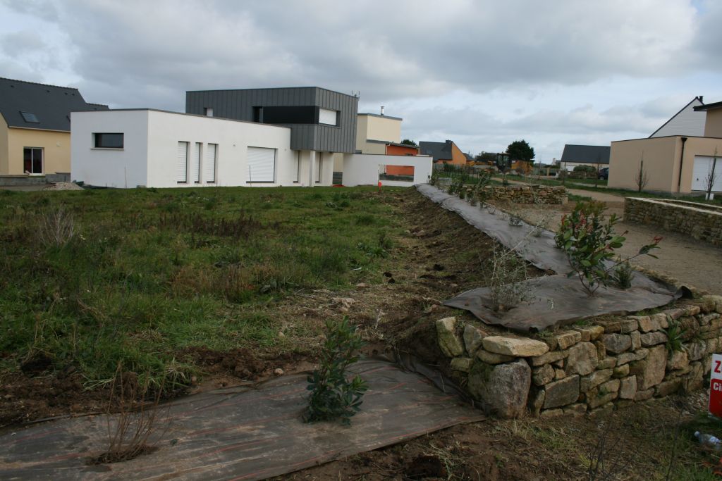 vue du terrain 35 avec l'extrmit Sud ou l'on peut voir le petit muret en pierre ainsi que les plantes qui ont t poss par le lotisseur.