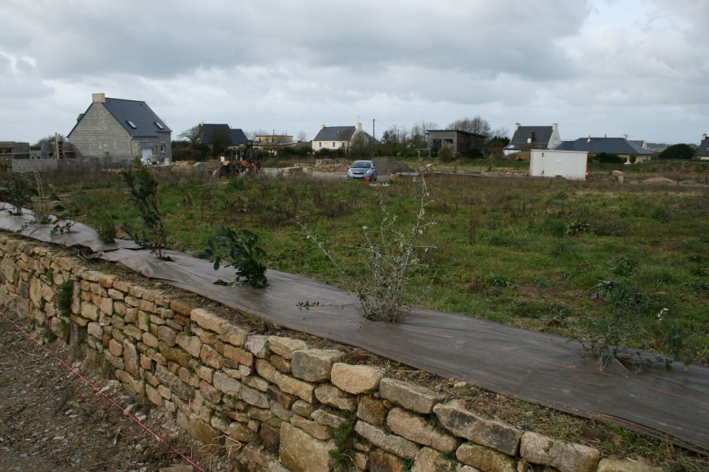 vue cot Sud en direction de l'ouest. Vous pouvez remarquer sur la droite la maison de Skynet29, notre charmant voisin (connu sur le forumconstruire avant de le rencontrer sur le terrain).