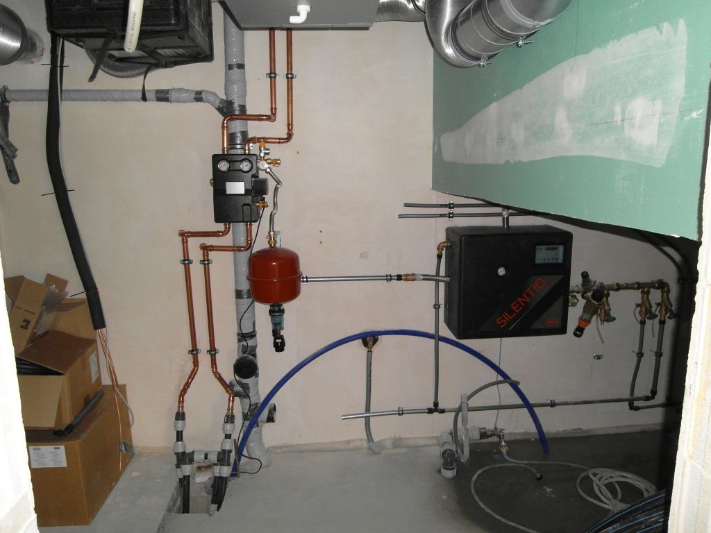 vase d'expension du circuit de glycol (en rouge) et dans la boite noire, le filtre et la pompe pour la rcupration de l'eau de pluie