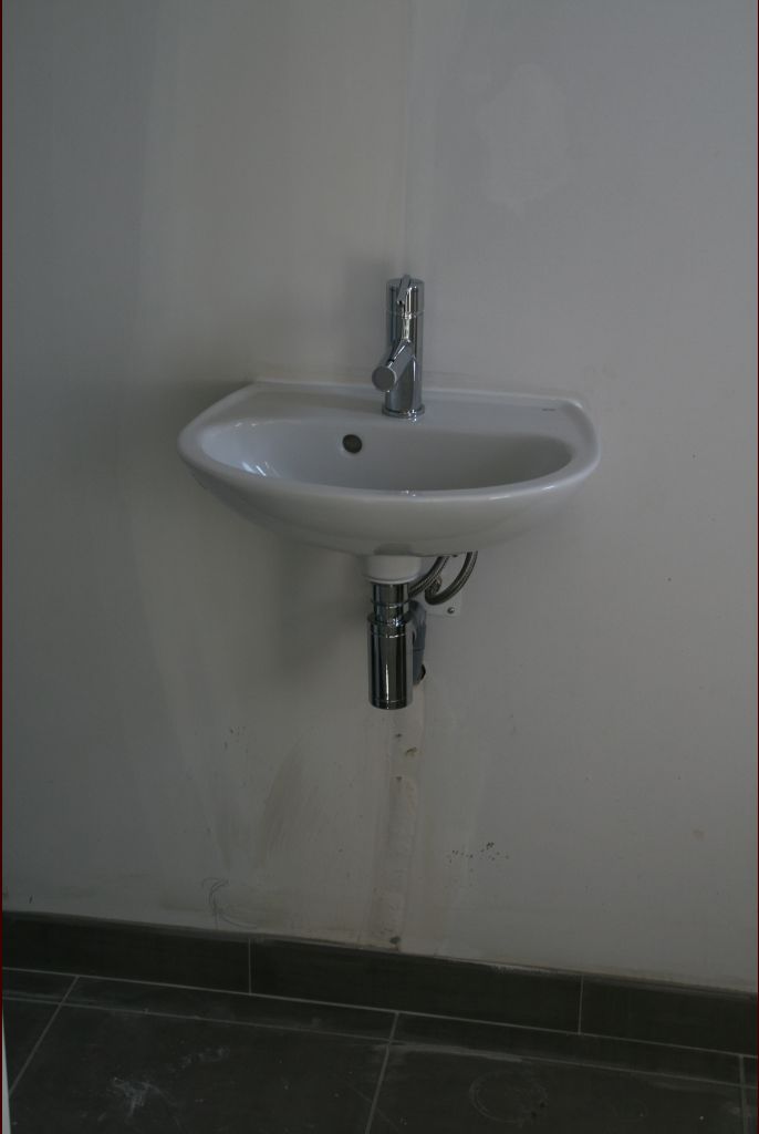 lave-mains des WC de l'entrée : le dessous est un peu loupé