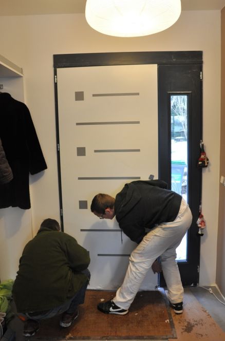 Rsolution de la rserve "porte d'entre raye" - 1
<br />
La porte provisoire est enleve avant de poser la porte repeinte...