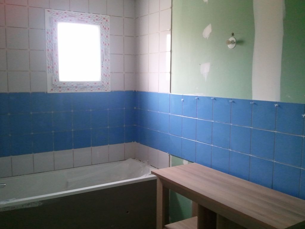 faïence posée dans la salle de bain de l'étage