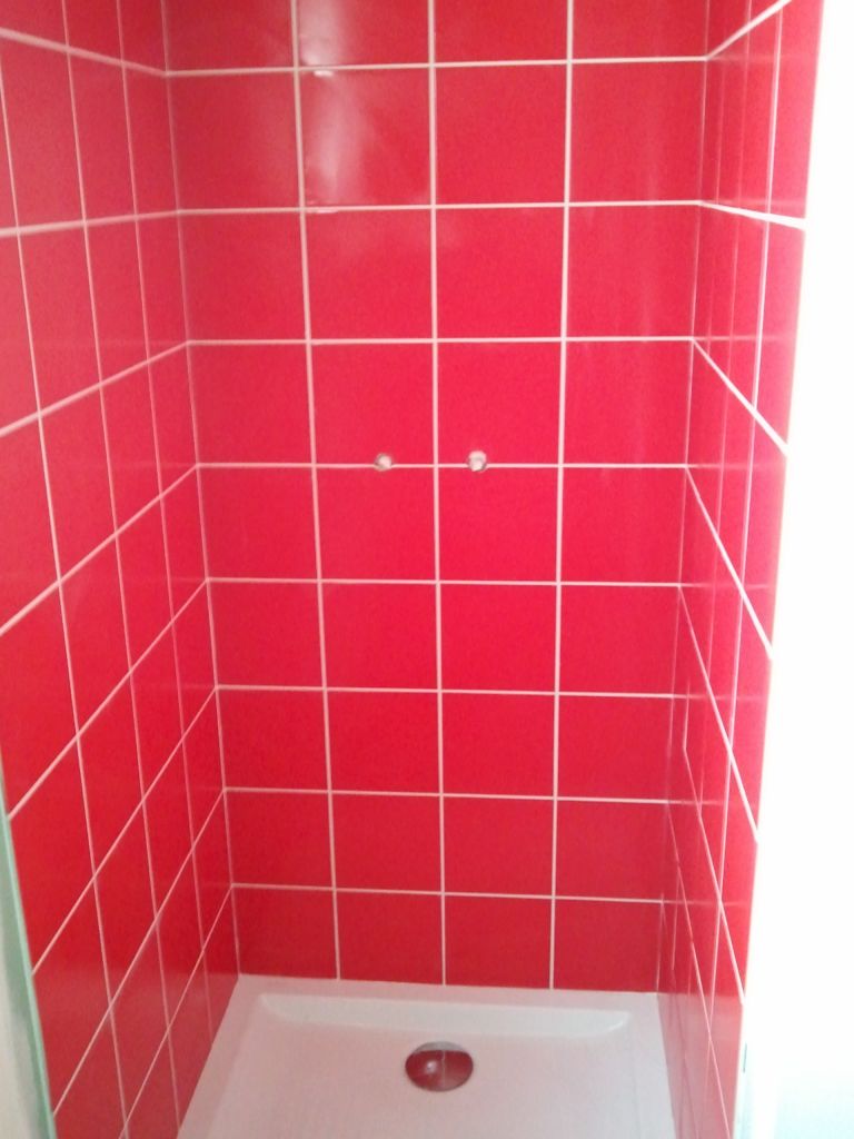faïence posée dans la douche du rdc