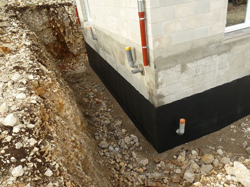 Début de la pose de l'isolant contre l'humidité.
