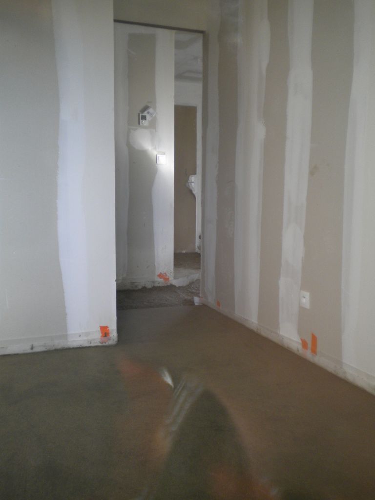 Chapes de rattrapage dans le chambre et le bureau terminées