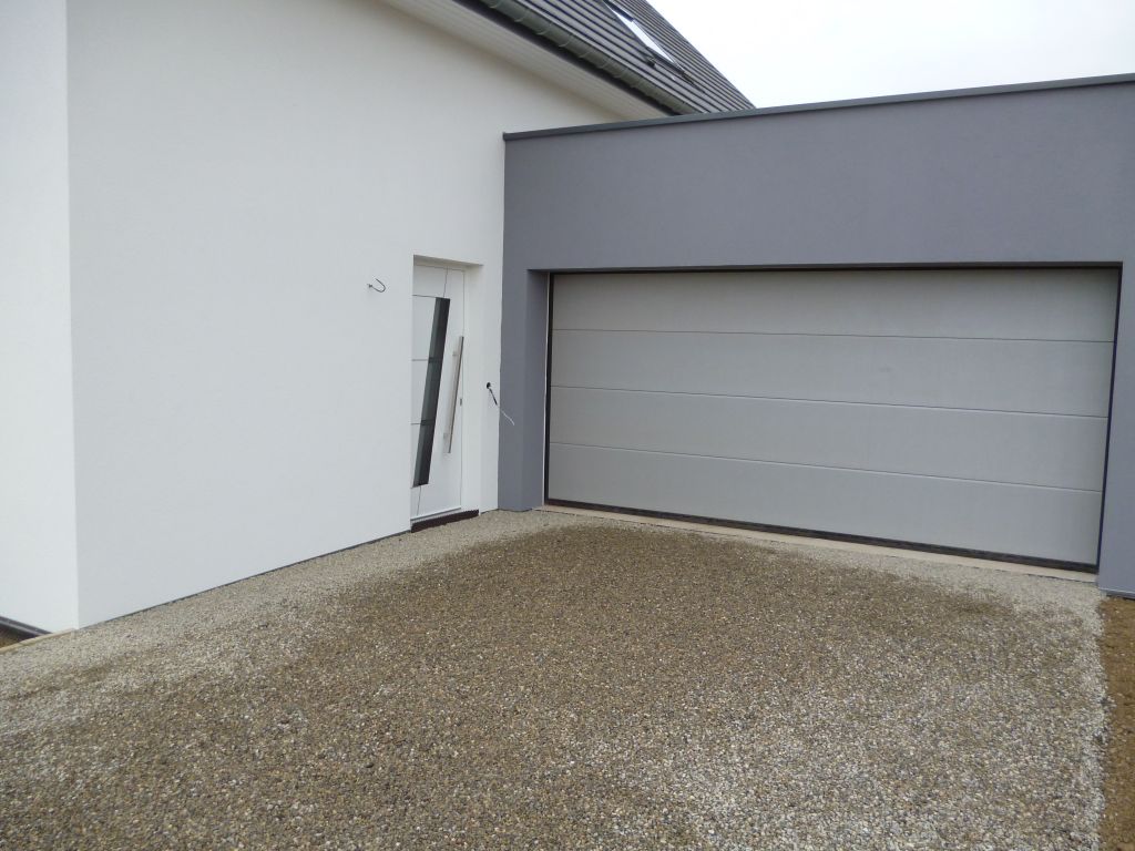 Accès maison et garage avec concassé de finition
