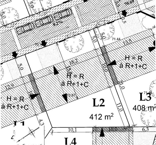 Plan d'implantation de la maison. Nous sommes en batiment de france, le pignon ne doit donc pas faire plus de 7 m de large