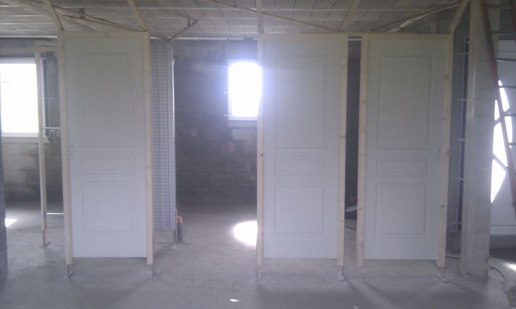 a partir de droite ,porte des wc, salle de bain et notre chambre et derrière la porte galandage de notre dressing