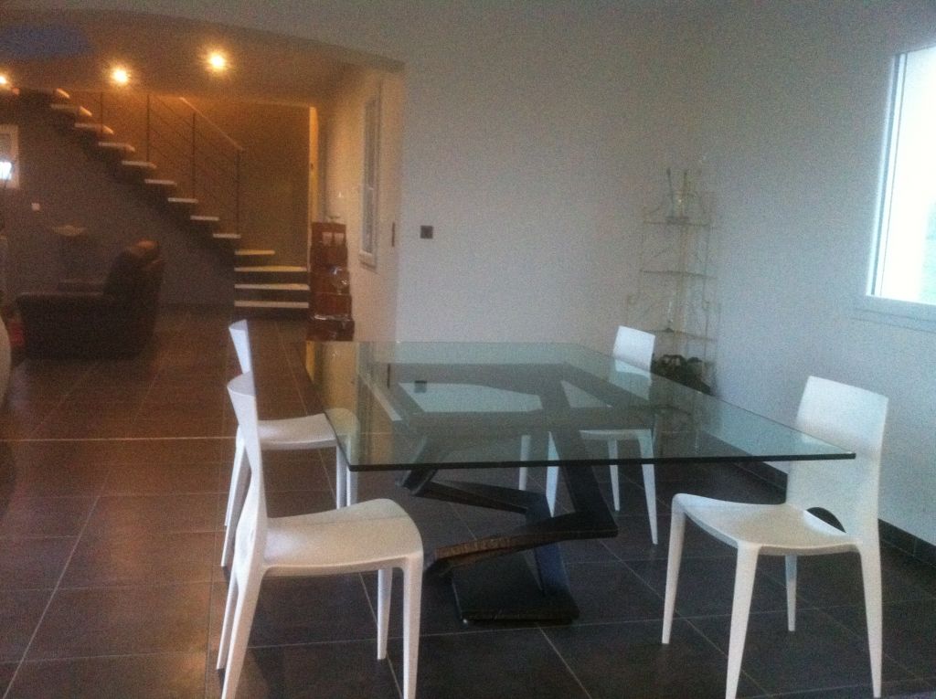 Nouvelle table de repas   premier jeu de chaises