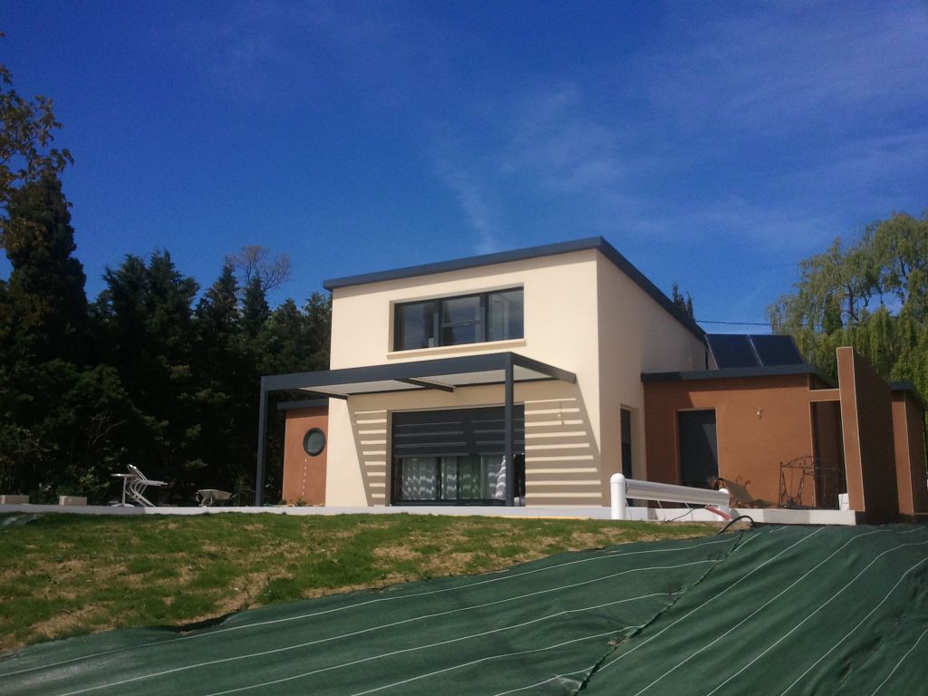 Pergola bioclimatique, en alu RAL 7016 comme les menuiseries extérieures de la maison. - Le toit est en lames horizontales orientables en fonction du soleil, ... Pergola bioclimatique, en alu RAL 7016 comme les menuiseries extérieures de la maison. - Le toit est en lames horizontales orientables en fonction du soleil, ...