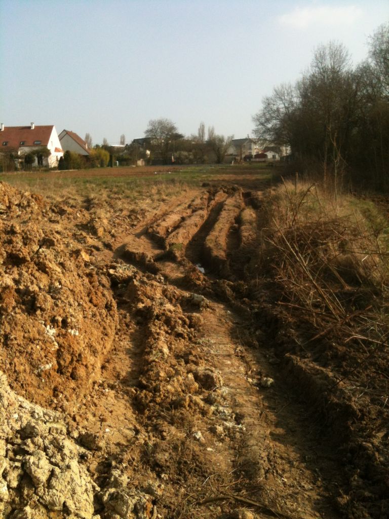 crevasses laisss par les engins de la marie pour accder  ses parcelles  l'arrire du terrain