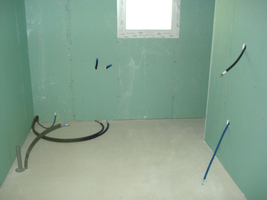 la salle de bains avec dans l'angle � gauche la baignoire, la douche derri�re � droite et droite l'emplacement pour les vasque