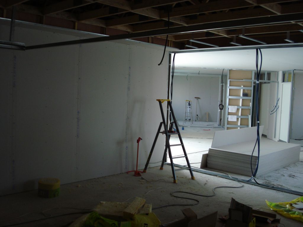 photo prise dans le garage avec vue sur le salon et les chambres dans le fond