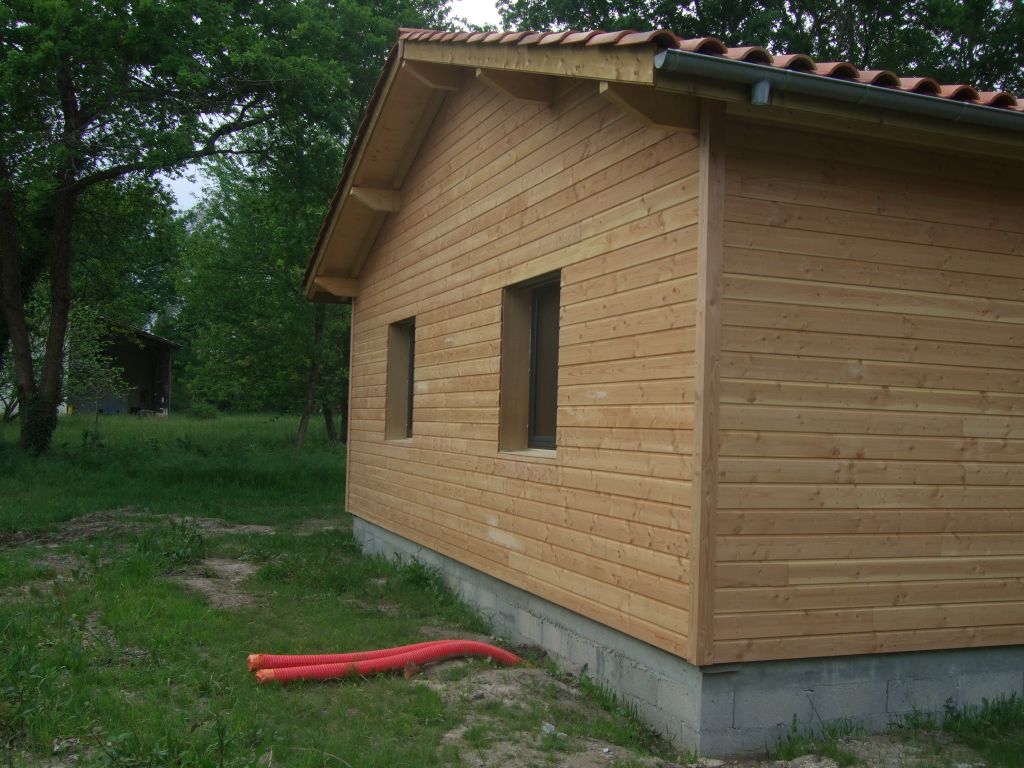 Vue de la laison du bardage entre deux murs