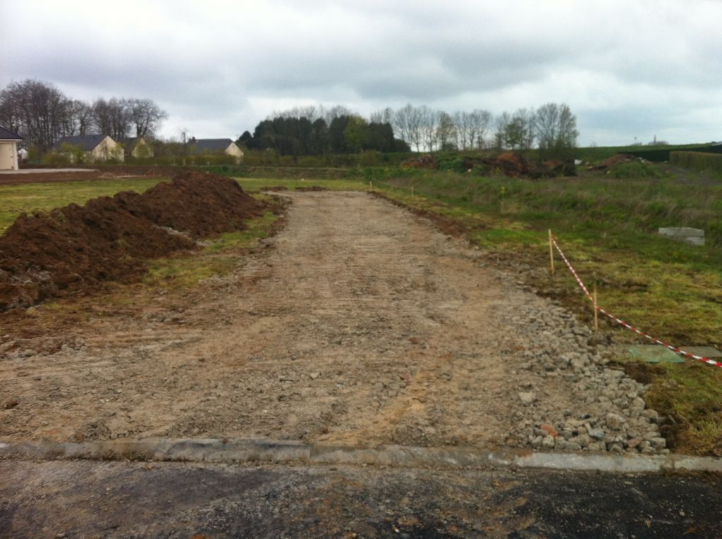 Ralisation du chemin d'accs en concass de bton.