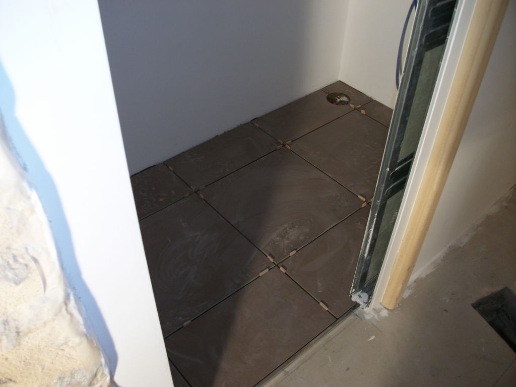 carrelage taupe en 45*45 pour les toilettes