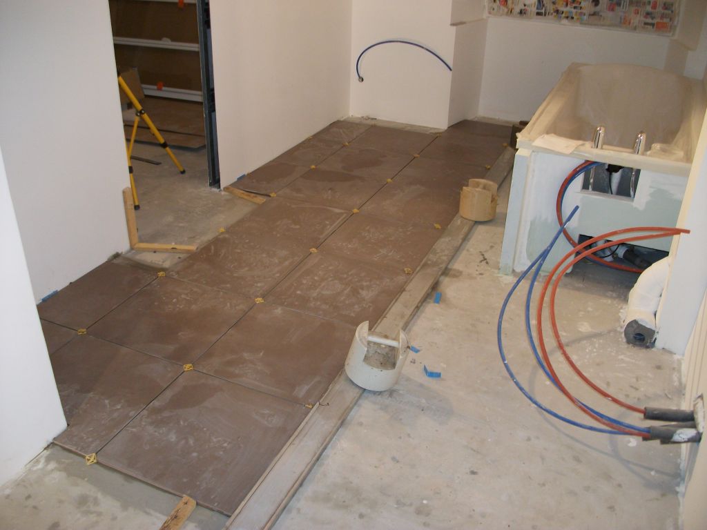 carrelage taupe 45*45 poru la salle de bain