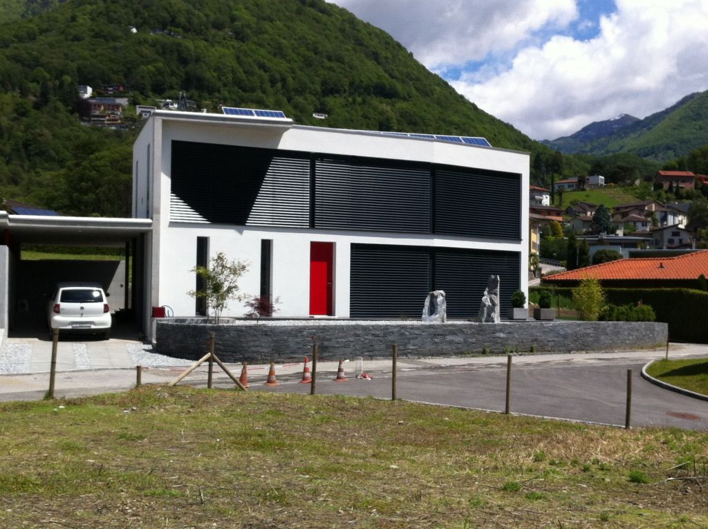 Maison en Suisse standard Minergi-P avec photovoltaques, domotique Somfy Tahoma
