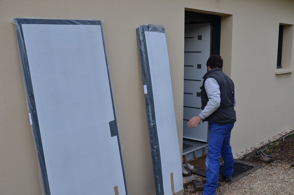 remplacement de la porte d'entre raye, puis repeinte maladroitement, par un porte neuve - 1
<br />
Au passage, notez que l'appui des ouvrants sur le mur a abm l'enduit.