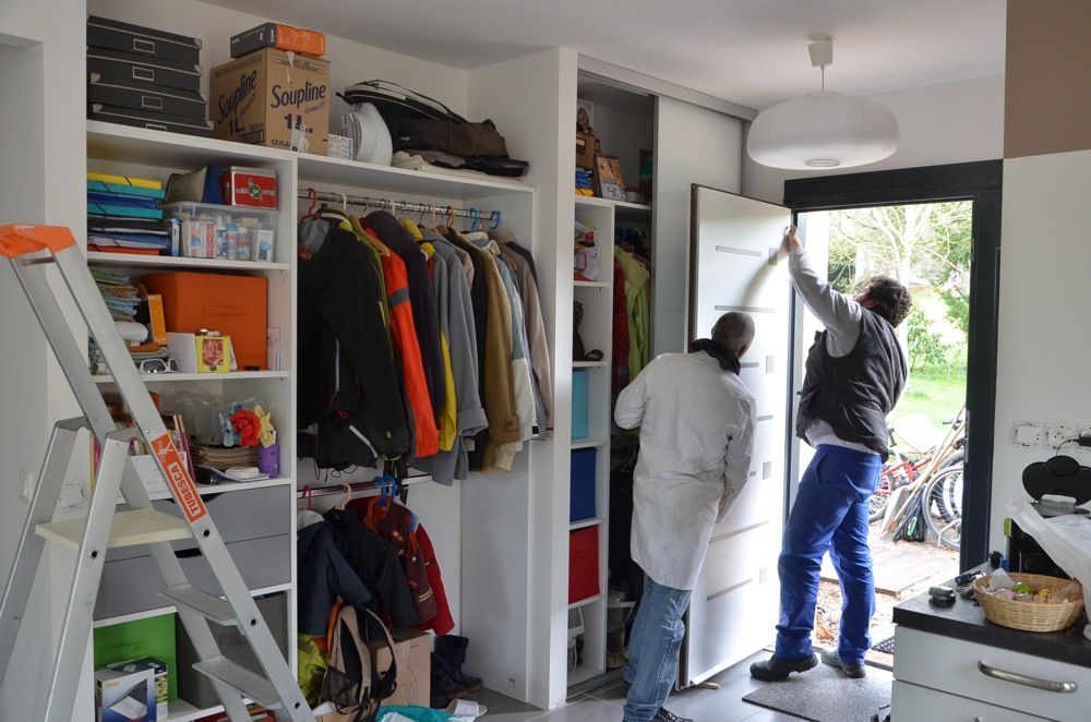 remplacement de la porte d'entre raye, puis repeinte maladroitement, par un porte neuve - 2