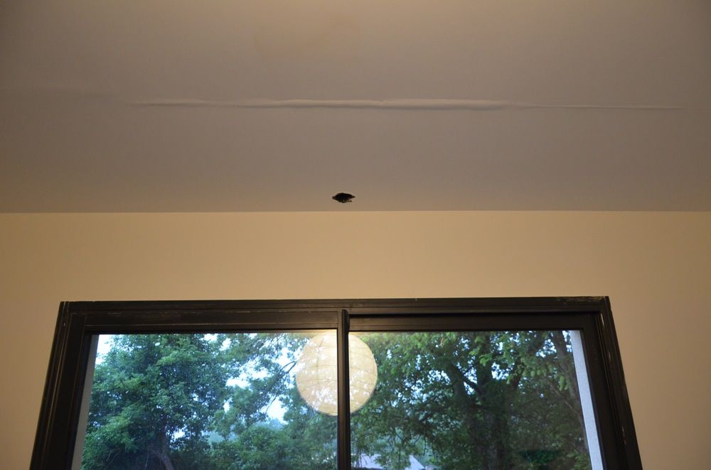 La tache sur le placo du sjour (au droit des panneaux solaires) - 21 mai 2012 - 
<br />
Petite tache deviendra grande : la baie fait 210 cm de large (la cloque aussi) - 
<br />
Eh oui, Maisons Lelivre n'a rien fait pendant 3 semaines.