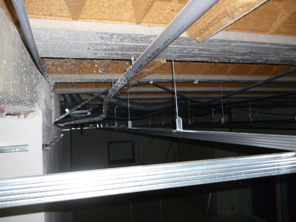 Espace de 36 cm entre le faux plafond et les poutrelles de la dalle permettant le passage facile des coulements, des gaines de la VMC et des gaines lectriques