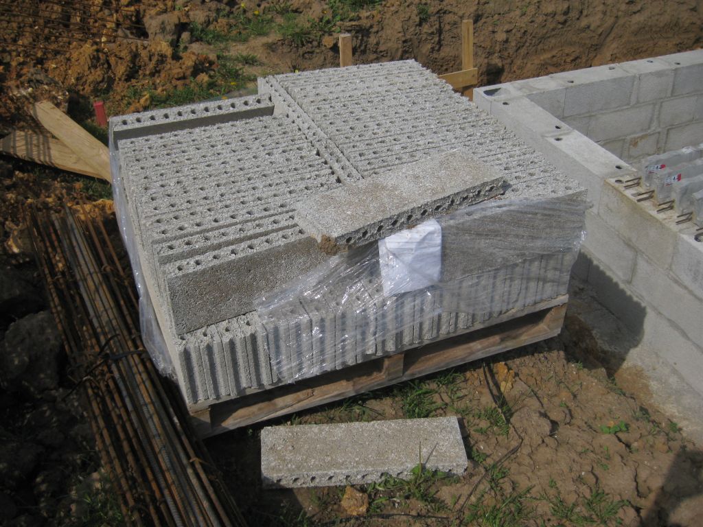 Briquette utilisées dans la périphérie de la maison pour cacher la dalle.