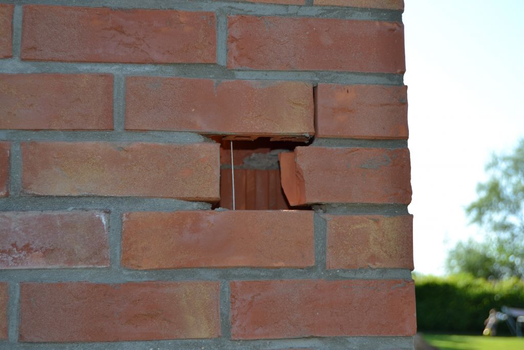 brique casse  milieu du mur de faade (il y a la mme chose sur la mur oppos