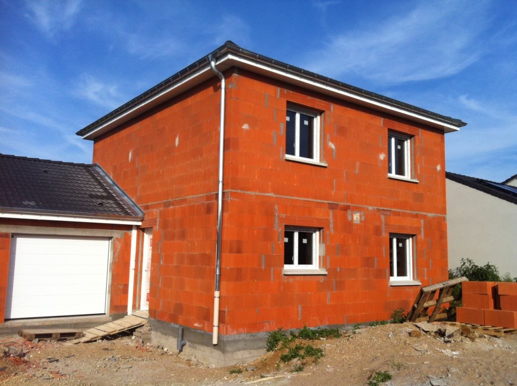 Fin charpente/couverture et pose portes/fenetres / Vue gauche maison.