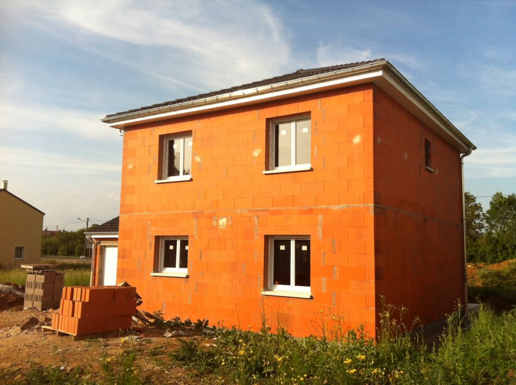 Fin charpente/couverture et pose portes/fenetres / Vue droite maison.