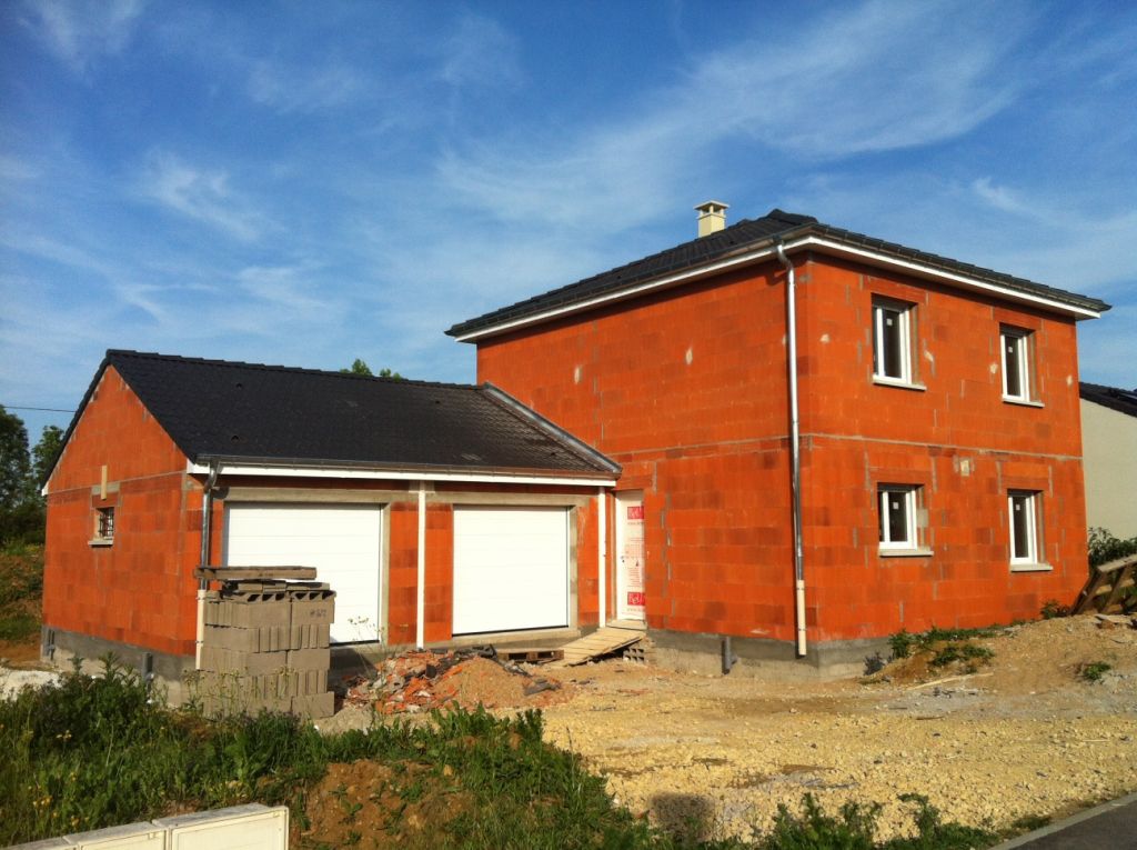 Fin charpente/couverture et pose portes/fenetres / Vue complte.