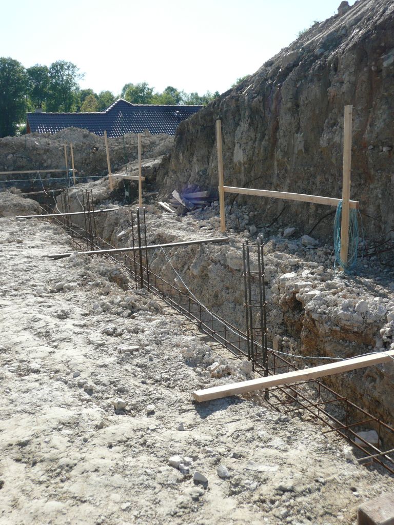 Feraillage des fondations avec des longrimes de 20x35 en 6 barres de 10mm.
<br />
Renforts de la partie totalement enterre du sous-sol avec des poteaux de 10x10 en 4 barres de 10mm espacs de 2m.