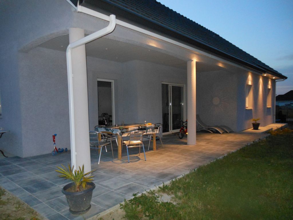 Terrasse finie, carrelage pos� et spots en place