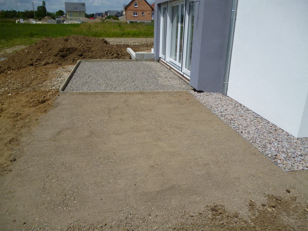 Terrain devant la terrasse complt avec de la terre vgtale crible et nivell