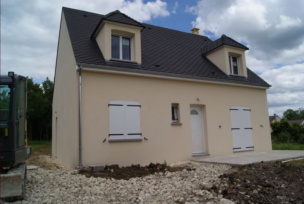 Façade avec le nouveau terrassement en cours