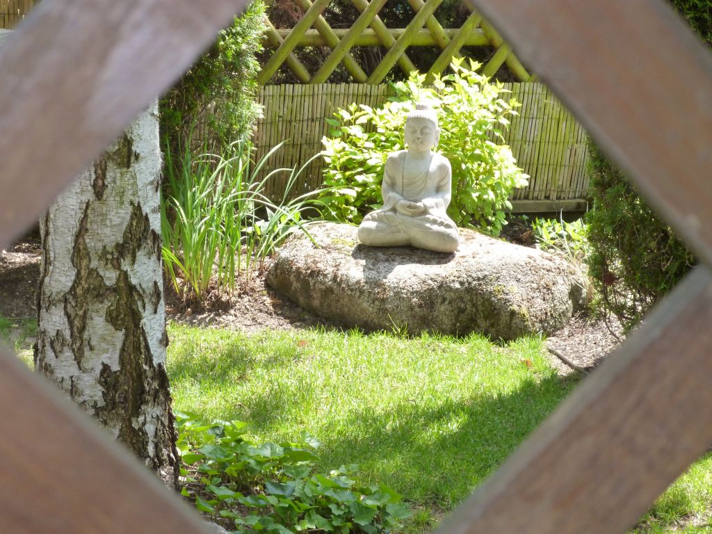 Statue japonaise dans le jardin de papy et mamy