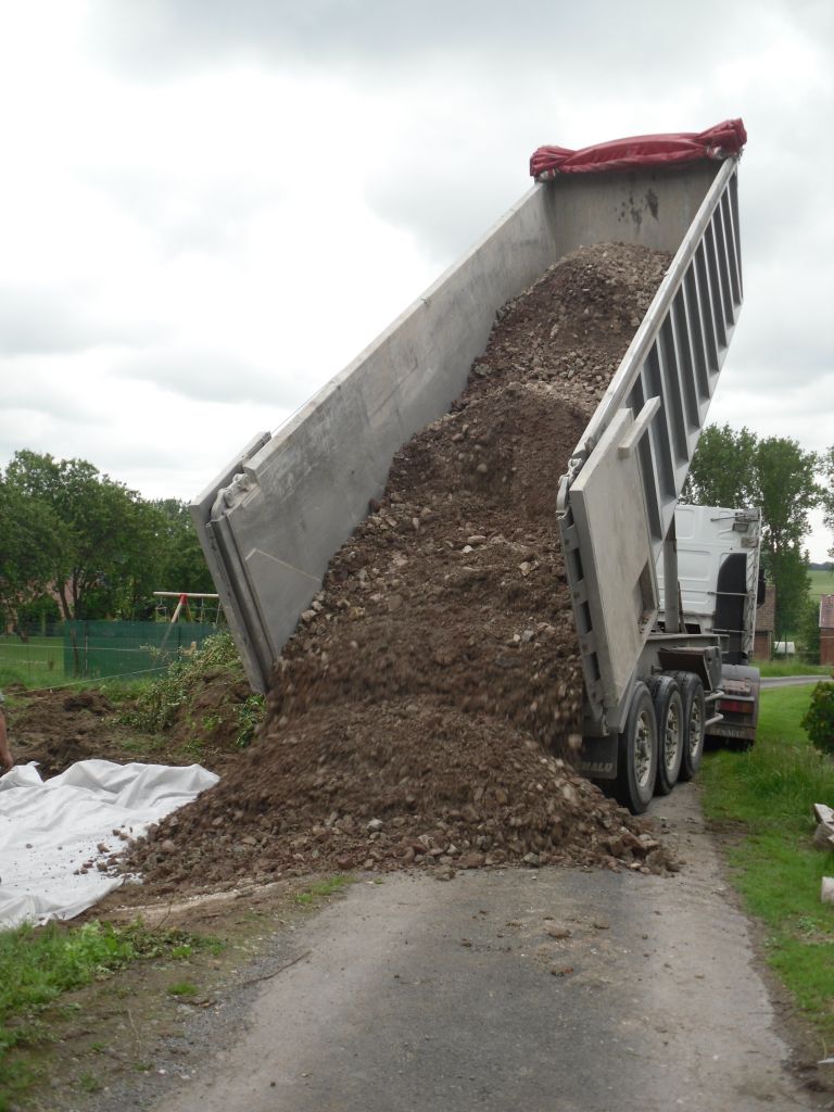 dversement des cailloux. Travail propre car apres avoir tout tal la route t nickel!!!