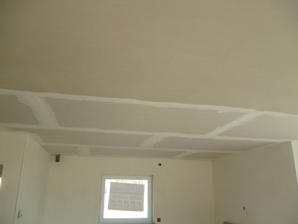 Vue du plafond du salon en cours de pltrage